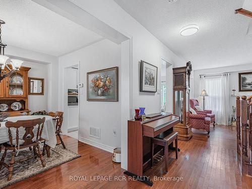 33 Prince Of Wales Dr, Barrie, ON - Indoor Photo Showing Dining Room