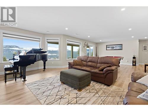 2550 Copperview Drive, Blind Bay, BC - Indoor Photo Showing Living Room