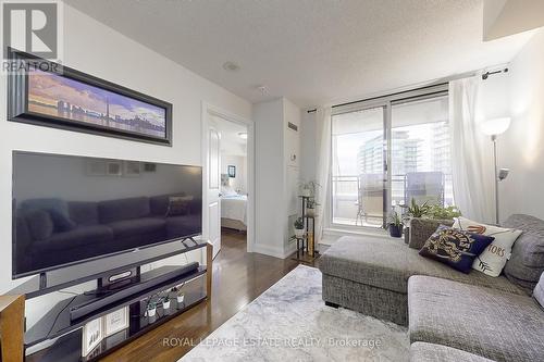 401 - 1070 Sheppard Avenue W, Toronto (York University Heights), ON - Indoor Photo Showing Living Room