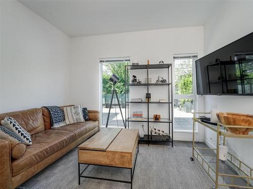 318-767 Tyee Rd, Victoria, BC - Indoor Photo Showing Living Room