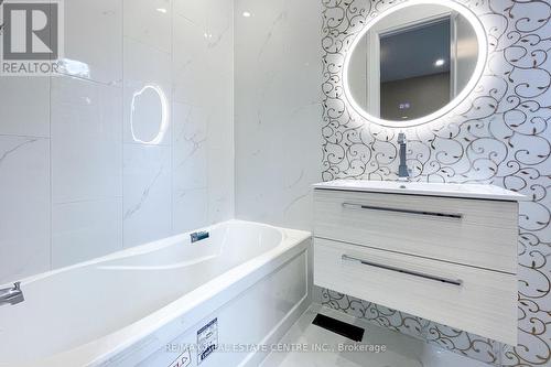 653 Mohawk Road, Hamilton (Ancaster), ON - Indoor Photo Showing Bathroom