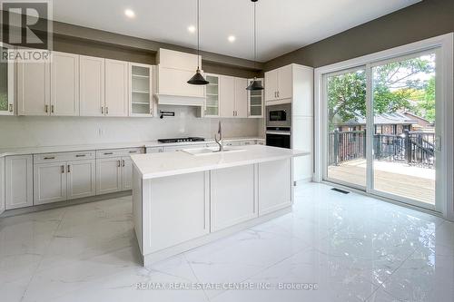 653 Mohawk Road, Hamilton, ON - Indoor Photo Showing Kitchen With Double Sink