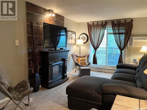 401 529 X Avenue S, Saskatoon, SK - Indoor Photo Showing Living Room