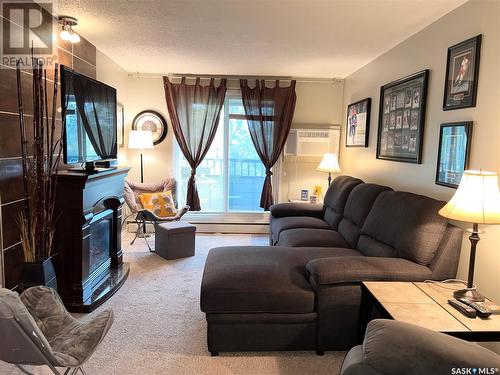 401 529 X Avenue S, Saskatoon, SK - Indoor Photo Showing Living Room