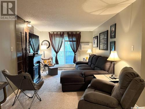 401 529 X Avenue S, Saskatoon, SK - Indoor Photo Showing Living Room