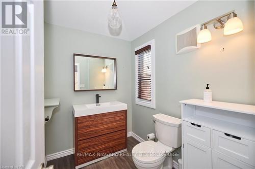 4226 Terrace Avenue, Niagara Falls, ON - Indoor Photo Showing Bathroom