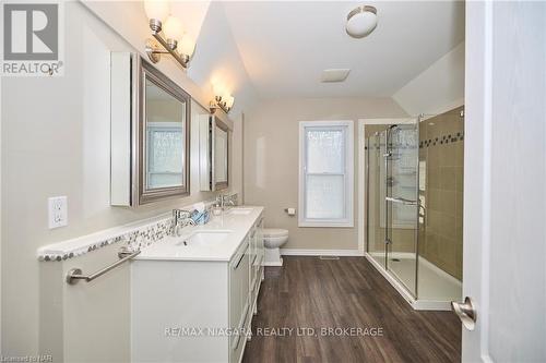 4226 Terrace Avenue, Niagara Falls, ON - Indoor Photo Showing Bathroom