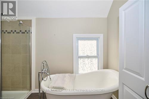 4226 Terrace Avenue, Niagara Falls, ON - Indoor Photo Showing Bathroom