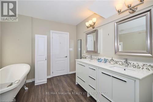 4226 Terrace Avenue, Niagara Falls, ON - Indoor Photo Showing Bathroom