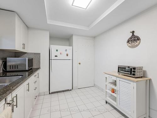 907-5785 Yonge St, Toronto, ON - Indoor Photo Showing Kitchen