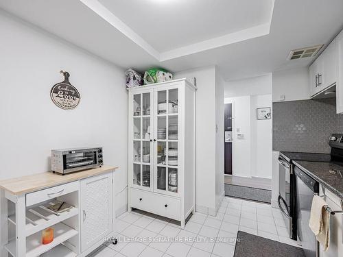 907-5785 Yonge St, Toronto, ON - Indoor Photo Showing Kitchen