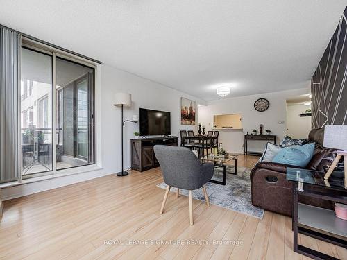 907-5785 Yonge St, Toronto, ON - Indoor Photo Showing Living Room