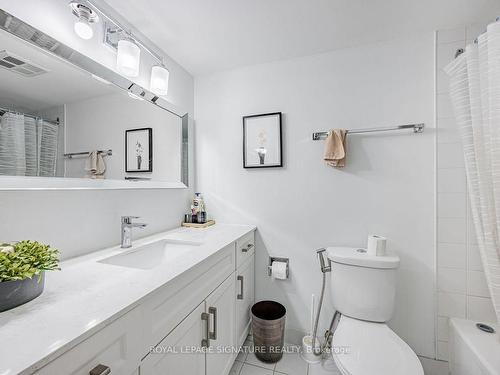 907-5785 Yonge St, Toronto, ON - Indoor Photo Showing Bathroom