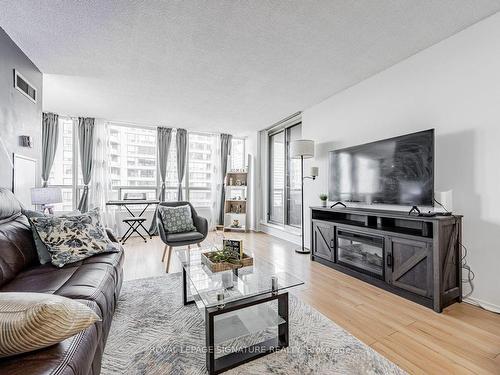 907-5785 Yonge St, Toronto, ON - Indoor Photo Showing Living Room