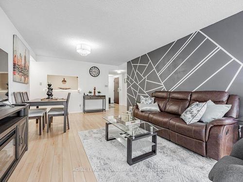 907-5785 Yonge St, Toronto, ON - Indoor Photo Showing Living Room