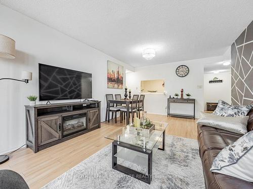 907-5785 Yonge St, Toronto, ON - Indoor Photo Showing Living Room