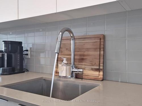 1015-2489 Taunton Rd, Oakville, ON - Indoor Photo Showing Kitchen