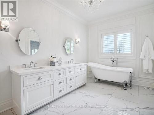 861 Kirkwall Road, Hamilton, ON - Indoor Photo Showing Bathroom