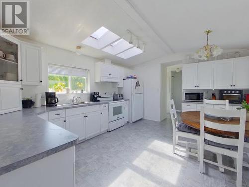 227-7575 Duncan Street, Powell River, BC - Indoor Photo Showing Kitchen