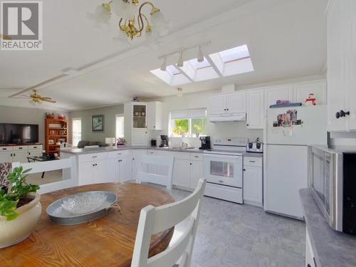 227-7575 Duncan Street, Powell River, BC - Indoor Photo Showing Kitchen