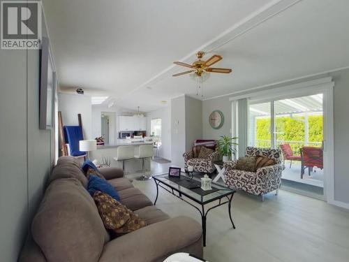 227-7575 Duncan Street, Powell River, BC - Indoor Photo Showing Living Room