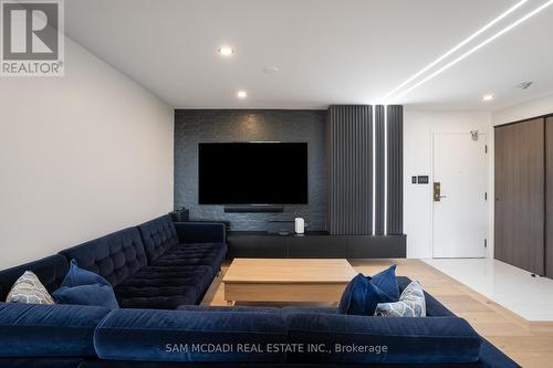 304 - 5444 Yonge Street, Toronto, ON - Indoor Photo Showing Living Room