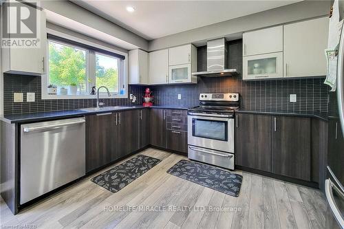 52 Crafter Crescent, Hamilton (Stoney Creek Mountain), ON - Indoor Photo Showing Kitchen With Upgraded Kitchen