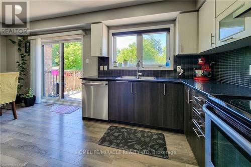 52 Crafter Crescent, Hamilton (Stoney Creek Mountain), ON - Indoor Photo Showing Kitchen With Upgraded Kitchen