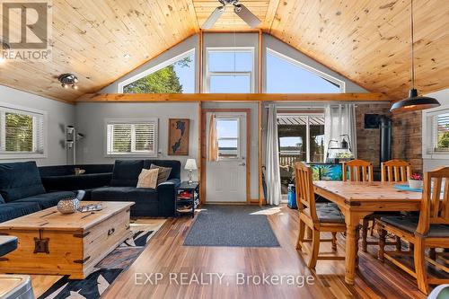 104 Fulsom Crescent, Kawartha Lakes, ON - Indoor Photo Showing Living Room