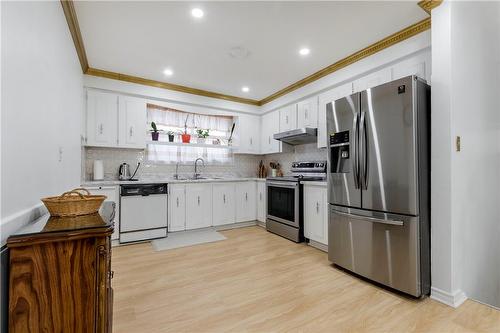 940 Stone Church Road E, Hamilton, ON - Indoor Photo Showing Kitchen