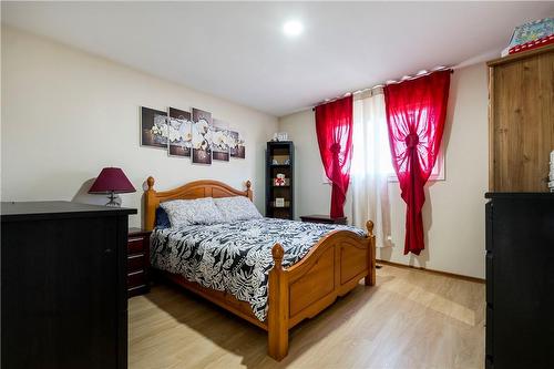 940 Stone Church Road E, Hamilton, ON - Indoor Photo Showing Bedroom