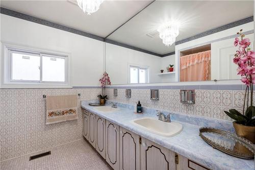 940 Stone Church Road E, Hamilton, ON - Indoor Photo Showing Bathroom