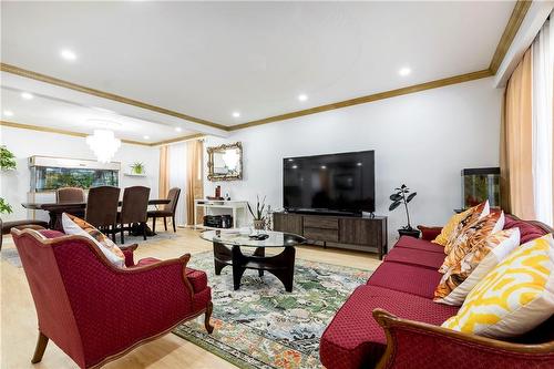 940 Stone Church Road E, Hamilton, ON - Indoor Photo Showing Living Room