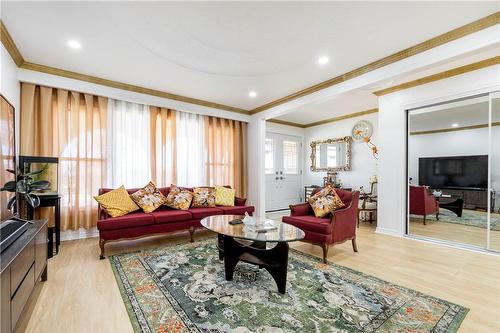 940 Stone Church Road E, Hamilton, ON - Indoor Photo Showing Living Room