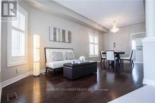 937 Best Circle W, Newmarket, ON - Indoor Photo Showing Living Room