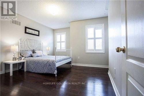 937 Best Circle W, Newmarket, ON - Indoor Photo Showing Bedroom