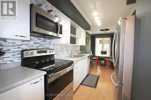 246 - 2075 Walker'S Line, Burlington, ON - Indoor Photo Showing Kitchen With Upgraded Kitchen