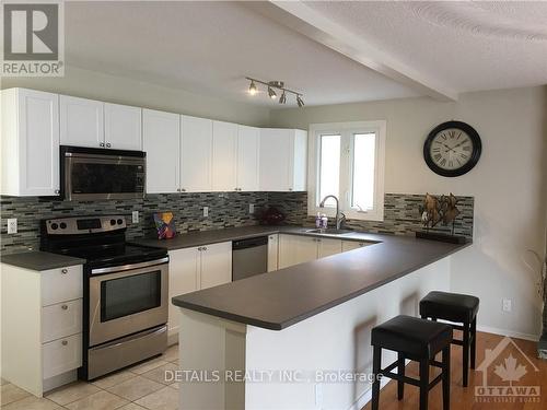 970 Shamir Avenue, Ottawa, ON - Indoor Photo Showing Kitchen