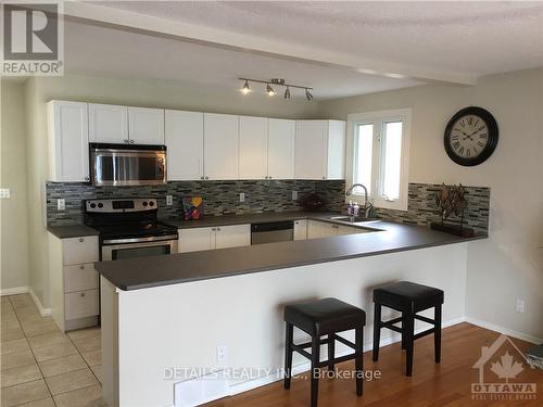 970 Shamir Avenue, Ottawa, ON - Indoor Photo Showing Kitchen With Double Sink