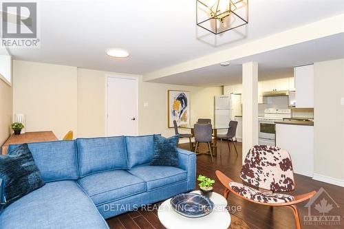 970 Shamir Avenue, Ottawa, ON - Indoor Photo Showing Living Room