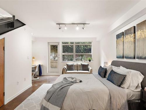 8-821 Tyee Rd, Victoria, BC - Indoor Photo Showing Bedroom