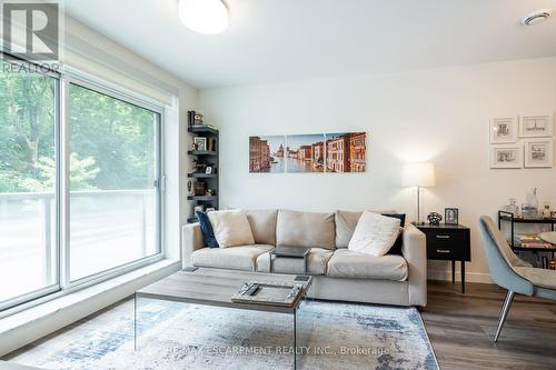 101 - 467 Charlton Avenue, Hamilton, ON - Indoor Photo Showing Living Room