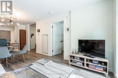 101 - 467 Charlton Avenue, Hamilton (Stinson), ON - Indoor Photo Showing Living Room