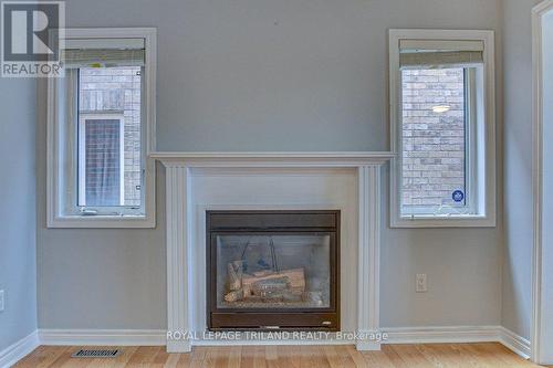 605 Baldwin Crescent S, Woodstock, ON - Indoor Photo Showing Living Room With Fireplace