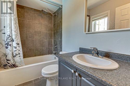 605 Baldwin Crescent S, Woodstock, ON - Indoor Photo Showing Bathroom