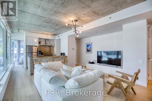 423 - 75 Portland Street, Toronto (Waterfront Communities), ON - Indoor Photo Showing Living Room