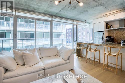 423 - 75 Portland Street, Toronto (Waterfront Communities), ON - Indoor Photo Showing Living Room