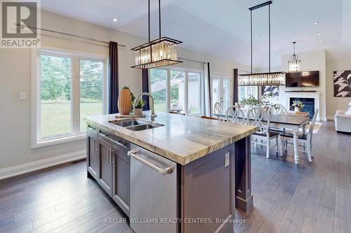 34 Georgian Grande Drive, Oro-Medonte, ON - Indoor Photo Showing Kitchen With Double Sink With Upgraded Kitchen