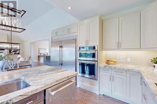 34 Georgian Grande Drive, Oro-Medonte, ON - Indoor Photo Showing Kitchen With Upgraded Kitchen