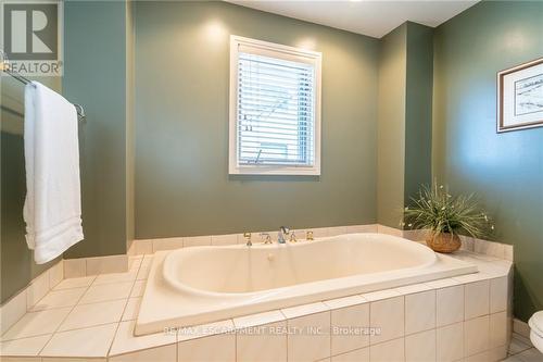 204 Concession Street, Hamilton (Centremount), ON - Indoor Photo Showing Bathroom